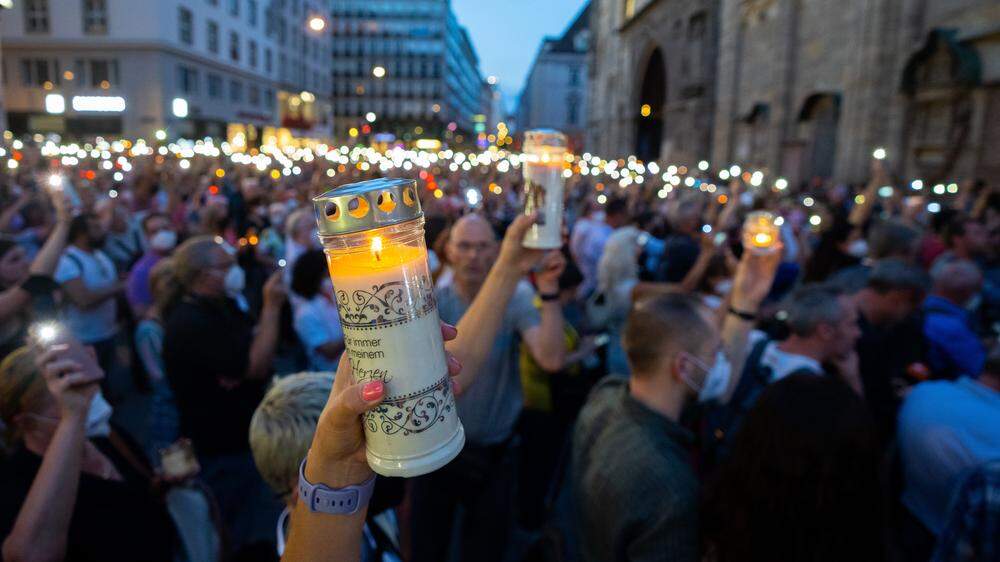 Tausende Menschen in Wien, Graz, Linz und Wels zündeten am Montag Kerzen für Lisa-Maria Kellermayr an und gedachten ihr.