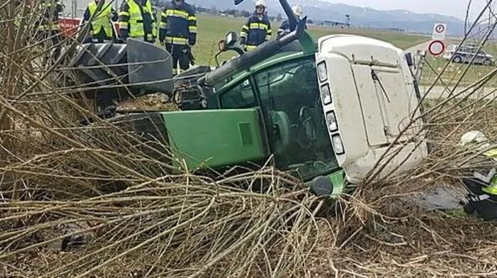 Feuerwehren zogen Traktor aus dem Bach