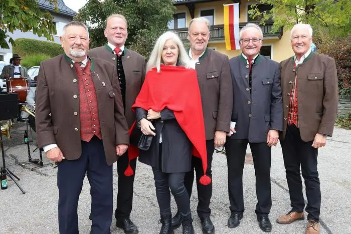 Gesehen wurden: Herbert Rangetiner (Kassier), Elli Vollkämmer (Schriftführerin) und Kristina Buttazonie (Sozialmedia),  die DG-St Die DG-Ehrenobmänner Erich Meislitzer (6. von links)  und Willi Modritsch (1. von links), Gusti Kohlweg (Obfrau Bäuerinnen Trachtengruppe Feldkirchen),  Gemeinderat Simon Niederbichler, Diakon Joachim Gsodam und Kinderschminkerin Angi Galsterer. 