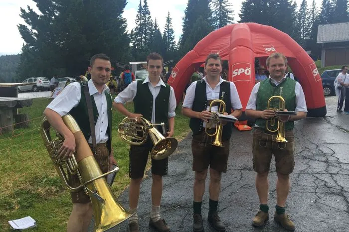 Die Gaaler Weisenbläser bliesen dem Kanzler nicht den Marsch, sie vertrieben den Wartenden mit Hochzeitsweisen die Zeit.