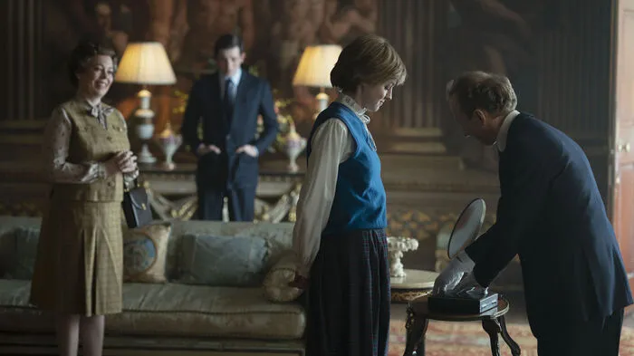 Da strahlt sie noch, die Queen (Olivia Colman): In der vierten Staffel des Netflix-Erfolgsformates "The Crown" hat sie endlich ihren großen Auftritt - Diana ( Emma Corrin).