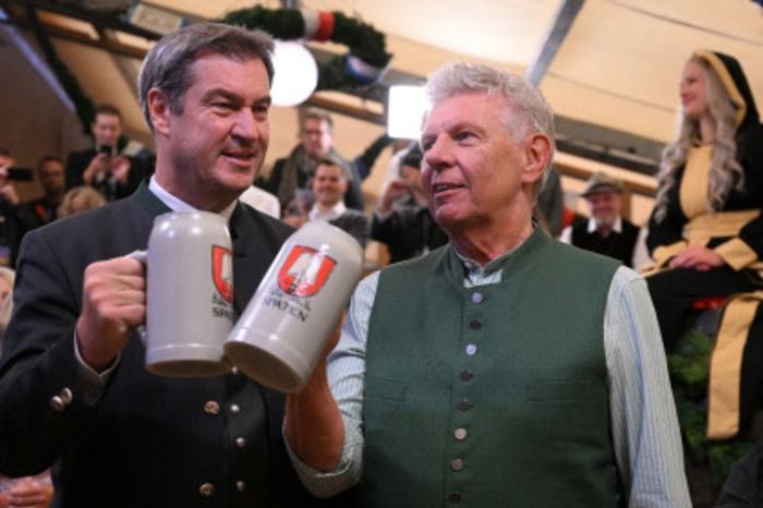 Und dann mit Bayerns Ministerpräsident Markus Soeder (CSU) auch gleich verkostet.