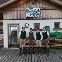 Sebastian Krampl, Gregor Achatz, Georg Schramböck und David Kotzegger (v. l.) sperren die Almrauschhütte im August auf