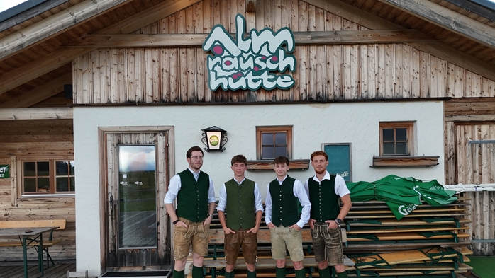 Sebastian Krampl, Gregor Achatz, Georg Schramböck und David Kotzegger (v. l.) sperren die Almrauschhütte im August auf