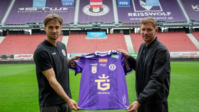 Bereits für das kommende Spiel gegen den GAK wird das Trikot umgestaltet. Im Bild: Thorsten Mahrer mit Geschäftsführer Peer Jaekel