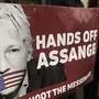 Demonstranten protestieren gegen eine Auslieferung von Julian Assange an die USA