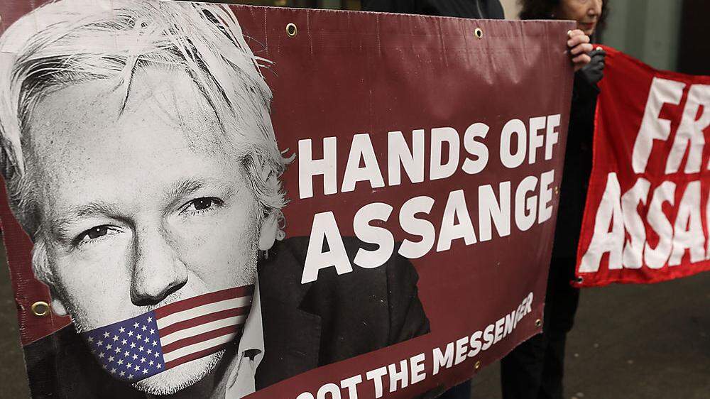 Demonstranten protestieren gegen eine Auslieferung von Julian Assange an die USA