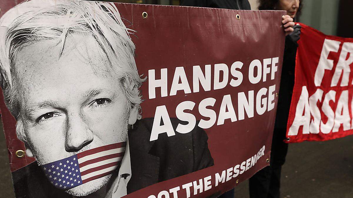 Demonstranten protestieren gegen eine Auslieferung von Julian Assange an die USA