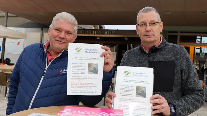 Roman Rebnegger und Harry Wipperfürth vom "Team Alternativ" organisieren den Liebenfelser Markt am Hauptplatz.