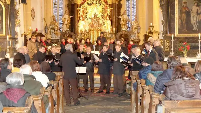 Die kleine Kirche Pulst hoch über dem Glantal stand am Wochenende im Mittelpunkt eines großen Adventkonzertes. Mitgewirkt haben: der Gemischte Chor Liebenfels (Leitung Christine Schwarzl), der Männergesangsverein (MGV) „Kornblume“ Liebenfels (Leitung Peter Müller) sowie die Bläsergruppe „Bratlmusi“, welche aus Feldkirchen angereist kam.