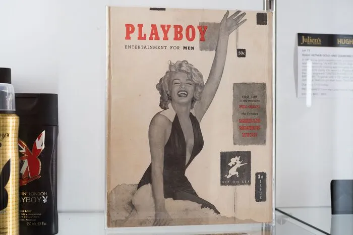 Bei der geplanten Auktion am 30. November und 1. Dezember in Beverly Hills soll unter anderem Hefners persönliche Sammlung von "Playboy"-Heften mit einem Schätzwert von 20.000 bis 40.000 Dollar versteigert werden. Eine Wurlitzer-Jukebox aus dem Jahr 1946 mit Platten von Artie Shaw, Frank Sinatra und Lena Horne könnte bis zu 20.000 Dollar einbringen. Hefners erstes "Playboy"-Heft aus dem Jahr 1953 mit Marilyn Monroe auf dem Cover wird auf 3.000 bis 5.000 Dollar geschätzt.