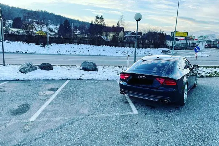 Platz 9: Wer ist der „König des Einparkens?“ Ein Weststeirer, so viel ist sicher. Dieser möchte allerdings anonym bleiben, auf Instagram veröffentlicht er Fotos von besonders kreativ geparkten Autos: Eingezeichnete Parkflächen werden ignoriert, auf andere geparkte Wagen wird kaum Rücksicht genommen und hin und wieder müssen unerwartete Plätze als Parkraum herhalten. Der „König des Einparkens“ will aber niemand belehren, sondern sich und viele andere beim Betrachten der Fotos amüsieren.