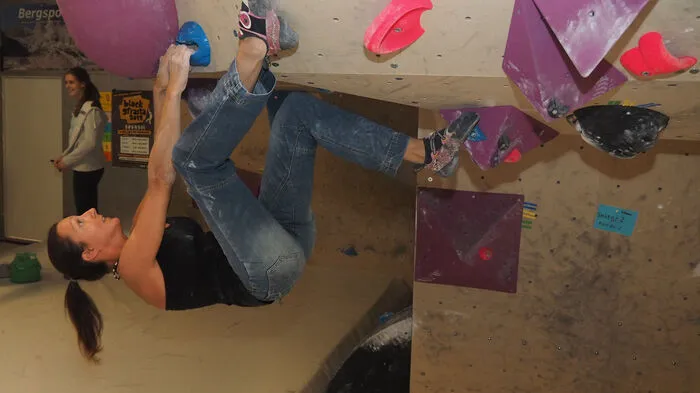 An zwei neuen Orten feierte der Alpenverein am Samstag das bereits elfte Fest der Berge. Den ganzen Tag lang kletterten Sportbegeisterte beim Boulderdrama-Bewerb in der neuen Boulderama-Kletterhalle im Süden von Klagenfurt in der Raiffeisenstraße um die Wette. Die Halle wurde dabei auch hochoffiziell eröffnet. Am Abend ging parallel das Fest der Berge - heuer erstmals in der Klagenfurter Messhalle 5 - über die Bühne.