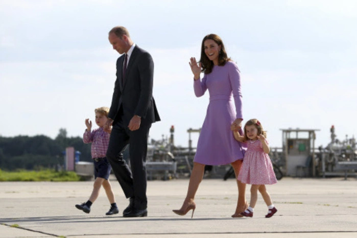 Auf dem Weg zum Flugzeug, das die Royals wieder nach London bringen soll.