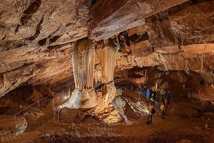 Keinen Kilometer von der sehenswerten Wehrkirche Tabor in Cerovo entfernt liegt der Eingang zur Karsthöhle Županova jama. Das Höhlensystem mit seinen sechs tropfsteinverzierten Sälen wurde erst 1926 entdeckt, davor war den Einheimischen nur eine der Hallen bekannt, die sie als Kühlraum nutzten.