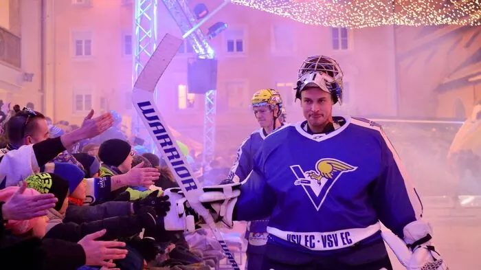 Auch Goalie JP Lamoureux genoss das Bad in der Menge