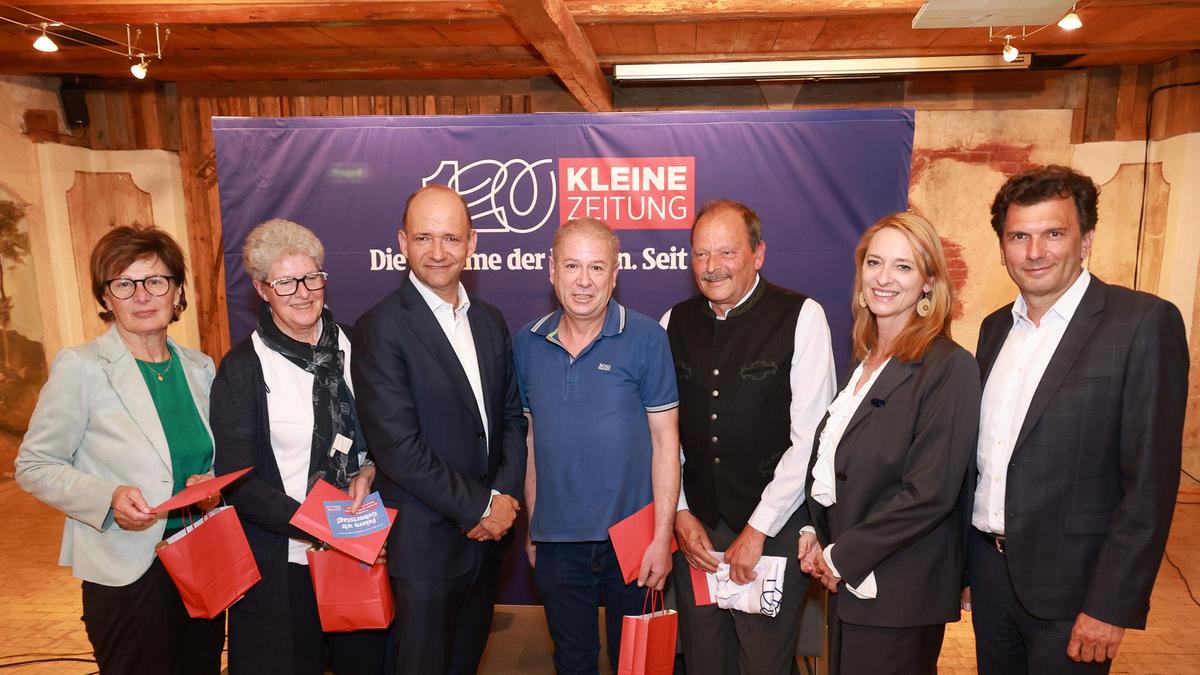 Xenia Daum und Oliver Pokorny (beide rechts) und Thomas Hofer (Dritter von links) freuten sich mit den Gästen, die mit Gewinnen nach Hause gehen konnten