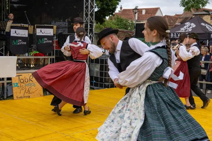 Ein besonderes Highlight des Abends war die Folkloregruppe Kerka Táncegyüttes aus Ungarn, die mit zwei beeindruckenden Darbietungen den Tanzboden zum Beben brachte.