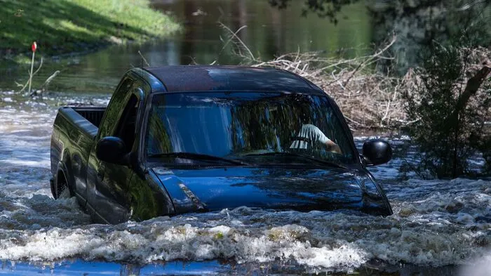 Der heftige Regen hatte mehrere Flüsse stark anschwellen lassen und Straßen, Häuser und Geschäfte unter Wasser gesetzt. Zwar hörte es zuletzt größtenteils auf zu regnen - die Pegelstände einiger Flüsse stiegen jedoch weiter.