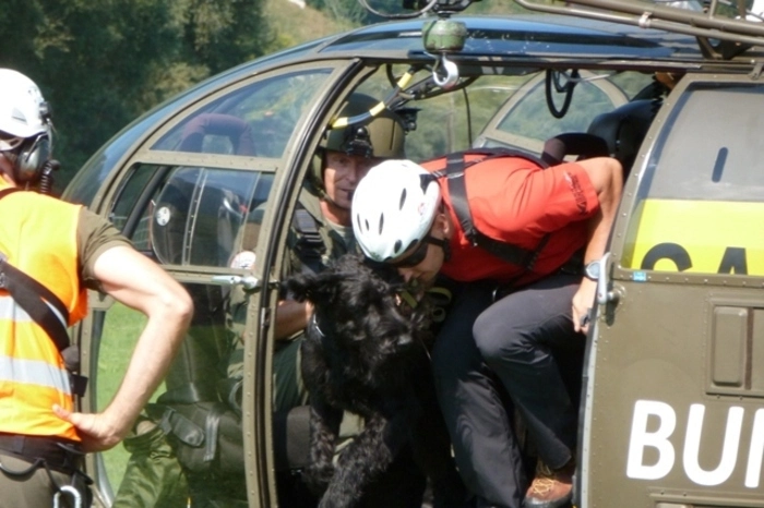 Hund und Mann bzw. Frau sind bei Lawinenabgängen zum Beispiel oft die ersten vor Ort.