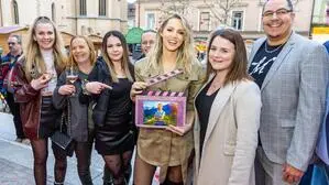 Vom Fanclub gab es eine Filmklappe in Pink 