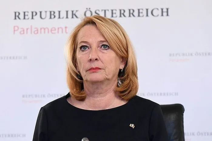 Einen Schulterschluss über alle ideologischen Grenzen hinweg wünscht sich die Zweite Nationalratspräsidentin Doris Bures (SPÖ), um Frauen so zu stärken, dass sie aus gewalttätigem Umfeld ausbrechen können. Es brauche noch bessere Existenzsicherung, Begleitung, Prävention - und auch Täterarbeit.