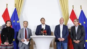 ABD0130_20251007 - WIEN - ÖSTERREICH: (v.l.) Martina Künsberg Sarre (NEOS), Finanzminister Markus Marterbauer (SPÖ), Sts Alexander Pröll (ÖVP), GÖD-Vorsitzender Eckehard Quin und younion-Vorsitzender Christian Meidlinger  am Dienstag, 07. Oktober 2025, anl. eines Doorsteps der Verhandlungsparteien zu den Gehaltsverhandlungen für den öffentlichen Dienst im Bundeskanzleramt in Wien. - FOTO: APA/TOBIAS STEINMAURER