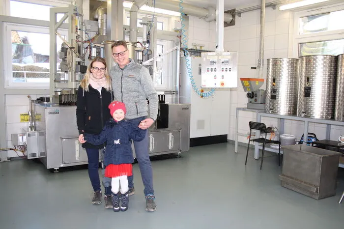 Robert Erschen junior mit seiner Frau Magdalena und Tochter Sophia vor der 2020 errichteten neuen Ölmühle, die als eine der modernsten Kärntens gilt.
