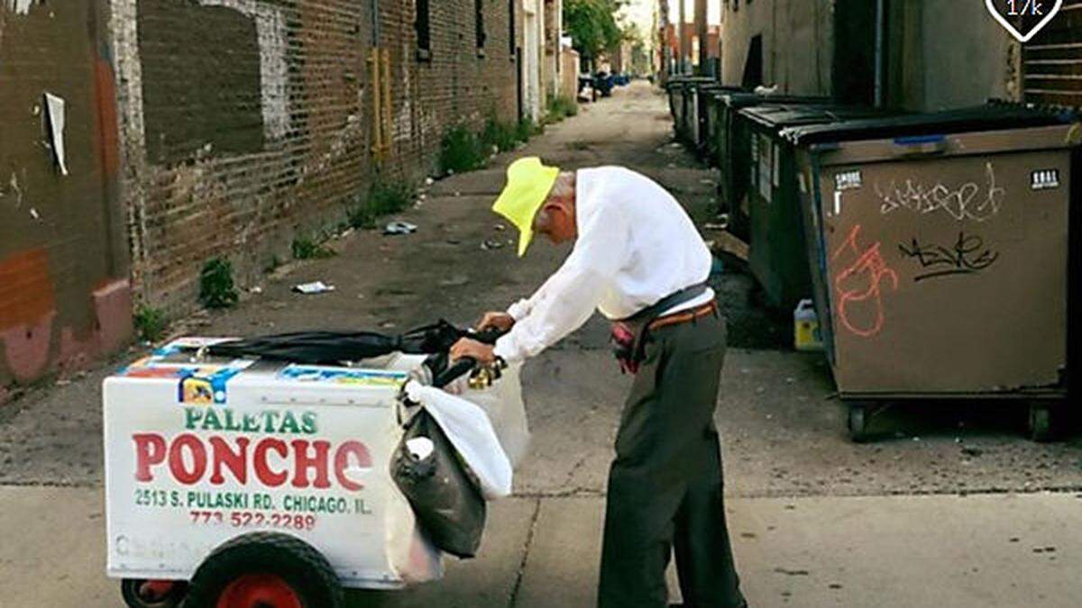 Der 89-jährige Eisverkäufer Fidencio Sanchez noch bei seiner Arbeit