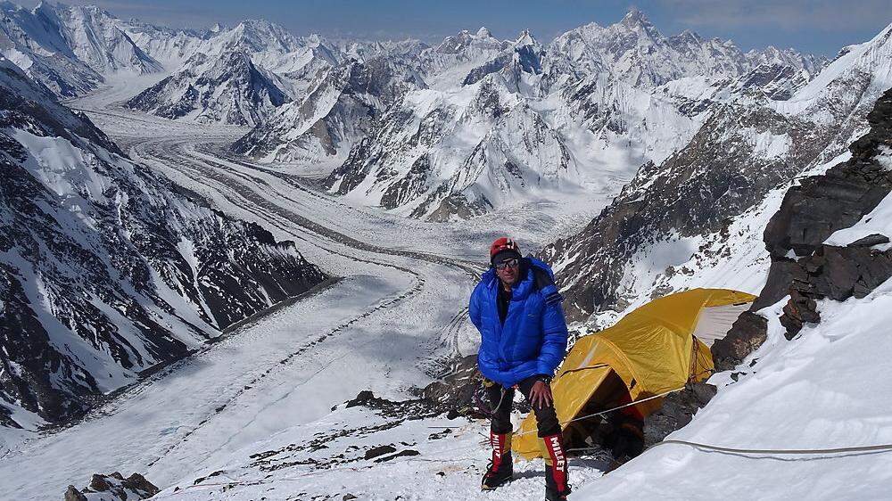 Hans Wenzl will ab 25. April den Gipfel der Annapurna in Angriff nehmen: Dieses Foto zeigt ihn am K2, im Hintergrund der Baltoro-Gletscher