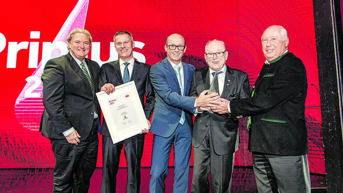 Gen.-Dir. Erwin van Lambaart, Vorstandsvorsitzender der Öster­reichischen ­Lotterien, überreicht den Primus-Preis an die Geschäftsführer Christoph Riegler und Andreas Eberhard. Ihre Vorgänger Helmut und Josef Eberhard haben das Unternehmen zu einem internationalen Marktführer gemacht