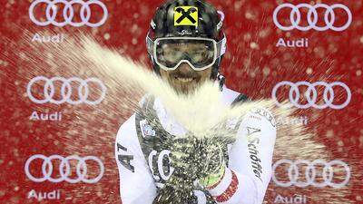 Champagnerdusche: Marcel Hirscher feiert in Madonna di Campiglio