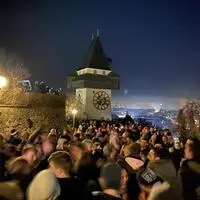 Neben und hinter und unter dem Uhrturm wird heute wieder gefeiert