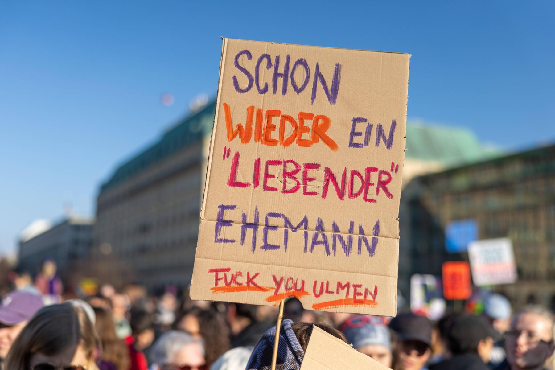 Vorwürfe gegen Ulmen: Fernandes bei Demo trotz Morddrohungen