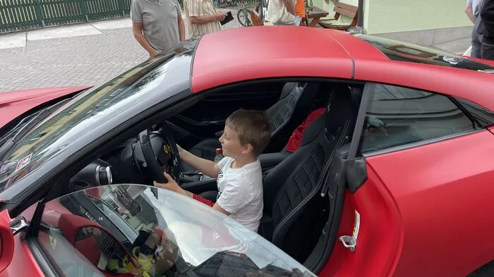 Probesitzen der Kleinen im Ferrari