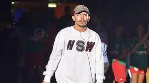 Mann mit Gucci-Kappe und weißem Pullover