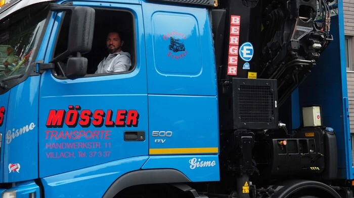 Auch der Regen vermochte die Lastwagenfahrer nicht auszubremsen. Samstag um zehn Uhr trafen sie im Konvoi auf dem Parkplatz in Pörtschach West ein. Von dort aus startete die Mission Teddybär 1.4, TRUCKER mit HERZ. Zum fünften Mal engagierten sich die Truck-Fahrer ehrenamtlich, um Kindern mit und ohne Beeinträchtigung die Möglichkeit zu bescheren, einen schönen Tag zu verbringen. Zu den Höhepunkten zählte die Sternfahrt im Laster von Pörtschach nach Klagenfurt und wieder retour. In der Cafe-Bar 188 in Pörtschach ging es mit der Band "STRIKE" weiter.