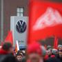 Demonstrationen der Gewerkschaft vor dem VW-Werk in Wolfsburg 