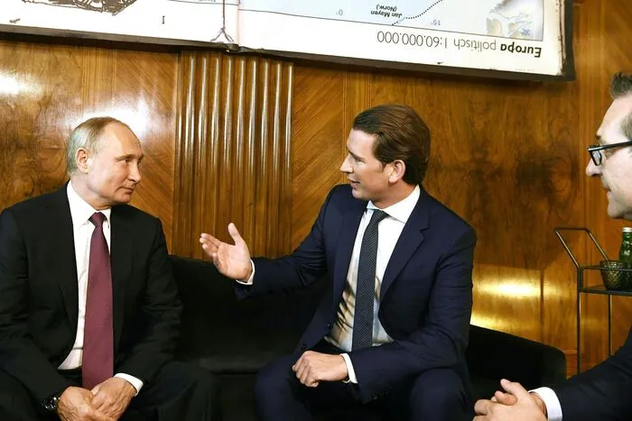 Im ehemaligen Kreisky-Zimmer im Kanzleramt empfängt Kurz Putin. Vizekanzler Strache darf dann auch dazu.