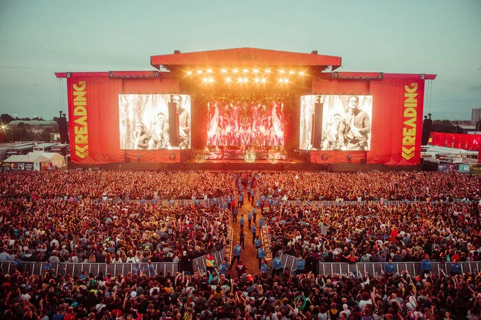 23. bis 25. August: 1971 startete man als Jazzfestival, heute gibt's Blues, Rock und Metal. Nirvana traten schon in Reading nahe London auf, ebenso Blur. In diesem Jahr freut man sich auf The 1975, Twenty One Pilots, Foo Fighters, PVRIS und Bastille. Pro Tag muss man mit 85 Euro rechnen.