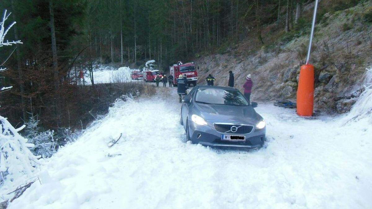 Paar wollte mit Auto über Skipiste auf Berg