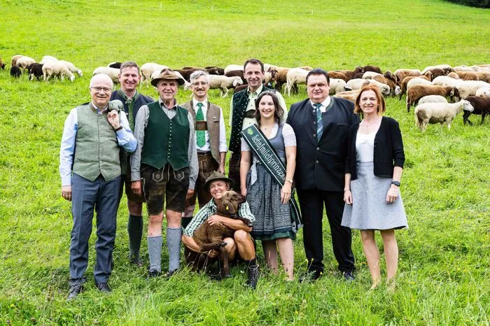 NAbg. Andreas Kühberger, Obmann Steirischer Schaf- &amp; Ziegenzuchtverband, Bernhard Tassotti, Kammerobmann Peter Kettner, Bürgermeister Stefan Knapp; Landesrat Johann Seitinger, ÖR Walter Schmiedhofer, Schäferin Christina Ziegerhofer, Schafmilchprinzessin Julia Wild, EU-Abgeordnete Simone Schmidtbauer