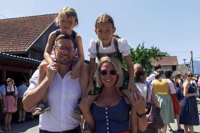 Die ganze Familie kam in Tracht