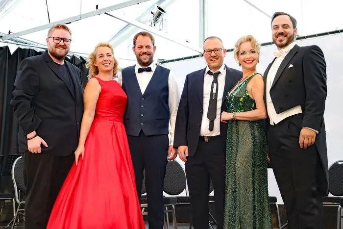 Ein Verdienst für die beiden Intendanten und Hausherren Michael und Christian Sattler, die mit ihrem Team mustergültig die Fäden zogen. 