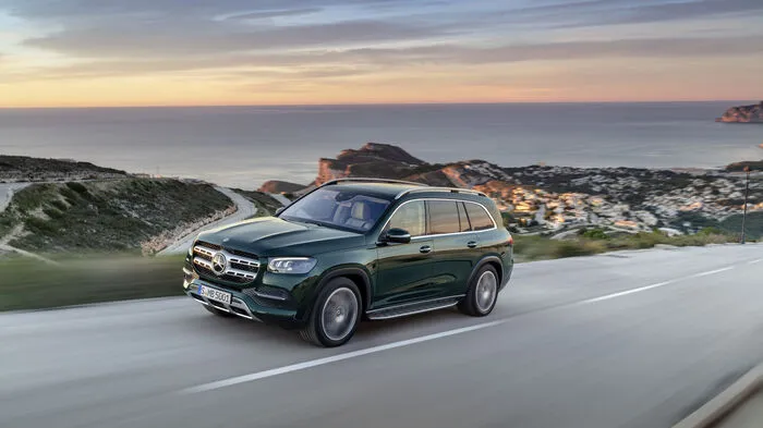 Nein, in unseren Breiten bekommt man ihn nicht oft zu Gesicht. Aber wenn, dann ist er wahrlich nicht zu übersehen: Das Stuttgarter Supersize-SUV GLS hat mit seinen 5,2 Metern primär Märkte wie die USA und China im Visier. Und die wollten ihn scheinbar noch größer, denn er ist in seiner neuen Auflage um 77 Millimeter in der Länge und 22 in der Breite gewachsen.