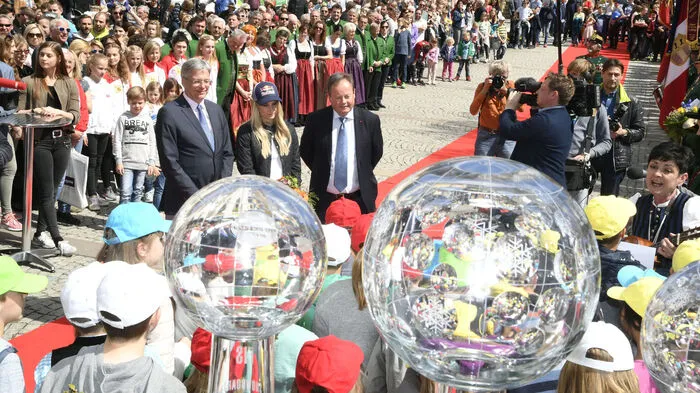 Empfang für Anna Gasser am Rathausplatz in Millstatt. Die Traditionsvereine waren angetreten, für die Spitzensportlerin gab es auch einen Ehrensalut der Millstätter Bürgergarde.