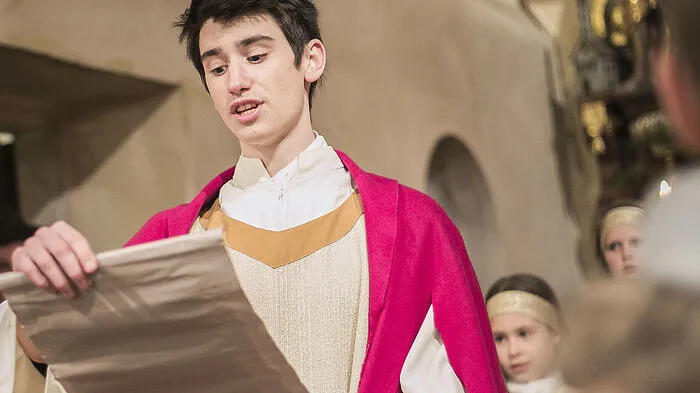 Eines Tages kommt ein Bote in die Stadt Nazareth. Er sagt: „Jeder muss zu seinem Geburtsort gehen und sich in eine Liste eintragen.“ Damit Kaiser Augustus weiß, wie viele Menschen in seinem Land leben.