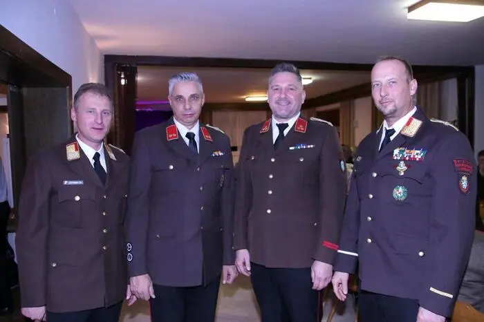 HBI Wolfgang Scherz konnte zahlreiche Ehrengäste, unter ihnen Bürgermeister Bernd Gratzer, Vizebürgermeister Harald Scherz, Pfarrer Winfried Lembacher, Landesfeuerwehrkommandant-Stellvertreter Christian Leitgeb, Abschnittsbrandinspektor Bernd Haller sowie Abordnungen zahlreicher Feuerwehren begrüßen.