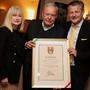 Bürgermeister Christian Scheider überreichte Karl Kanovsky an seinem 70. Geburtstag die Dank- und Anerkennungsurkunde