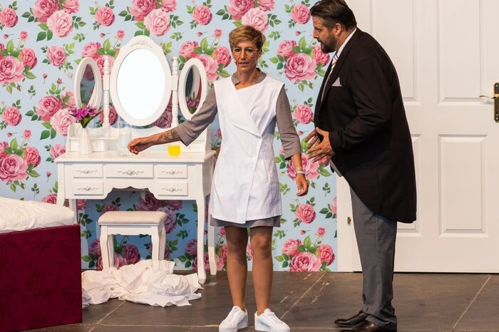 Vollends in Panik versucht Bill gemeinsam mit seinem Trauzeugen Tom alles, um Situation und Hochzeit zu retten: Abstruse Pläne werden geschmiedet und dabei Zimmermädchen zu Freundinnen, Gäste zu Callgirls und der Nachtportier zum Kuppler gemacht.